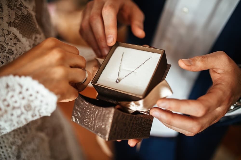 Jakie dodatki do włosów najlepiej współgrają z biżuterią ślubną Swarovski?
