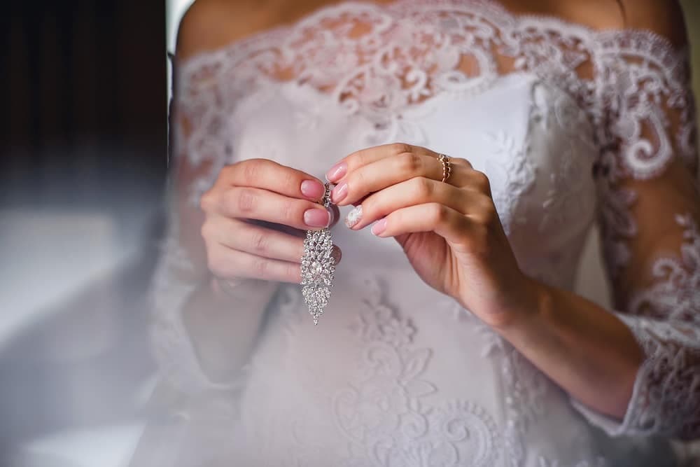 Jak dopasować biżuterię ślubną do obrączki?