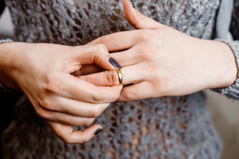 Czy pierścionek przeznaczony na obrączkę może uczulać?